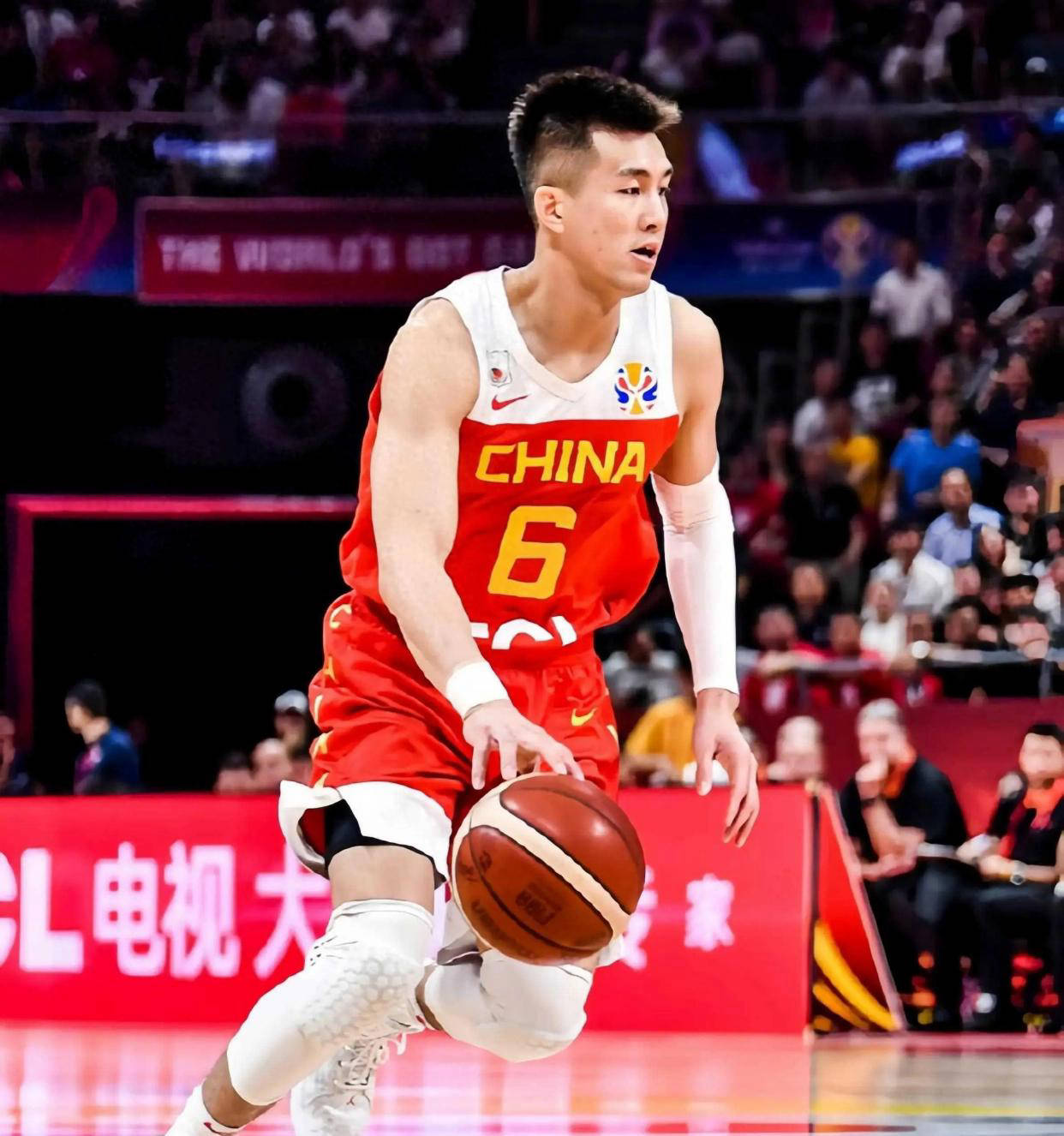 篮球明星纷纷公开伤势，球迷争议不断的简单介绍