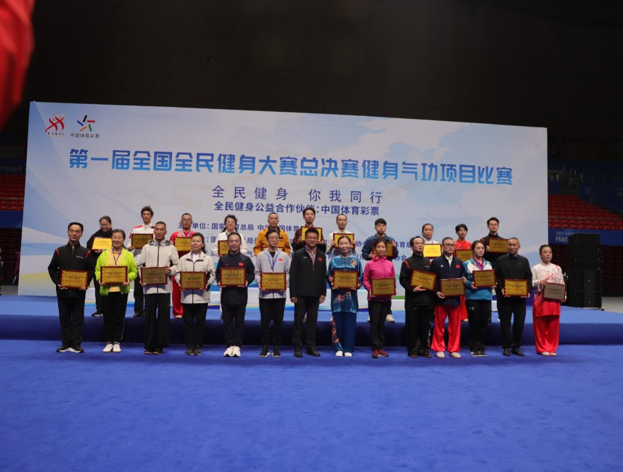 包含重庆队在比赛中取得优势，成功提升排名的词条