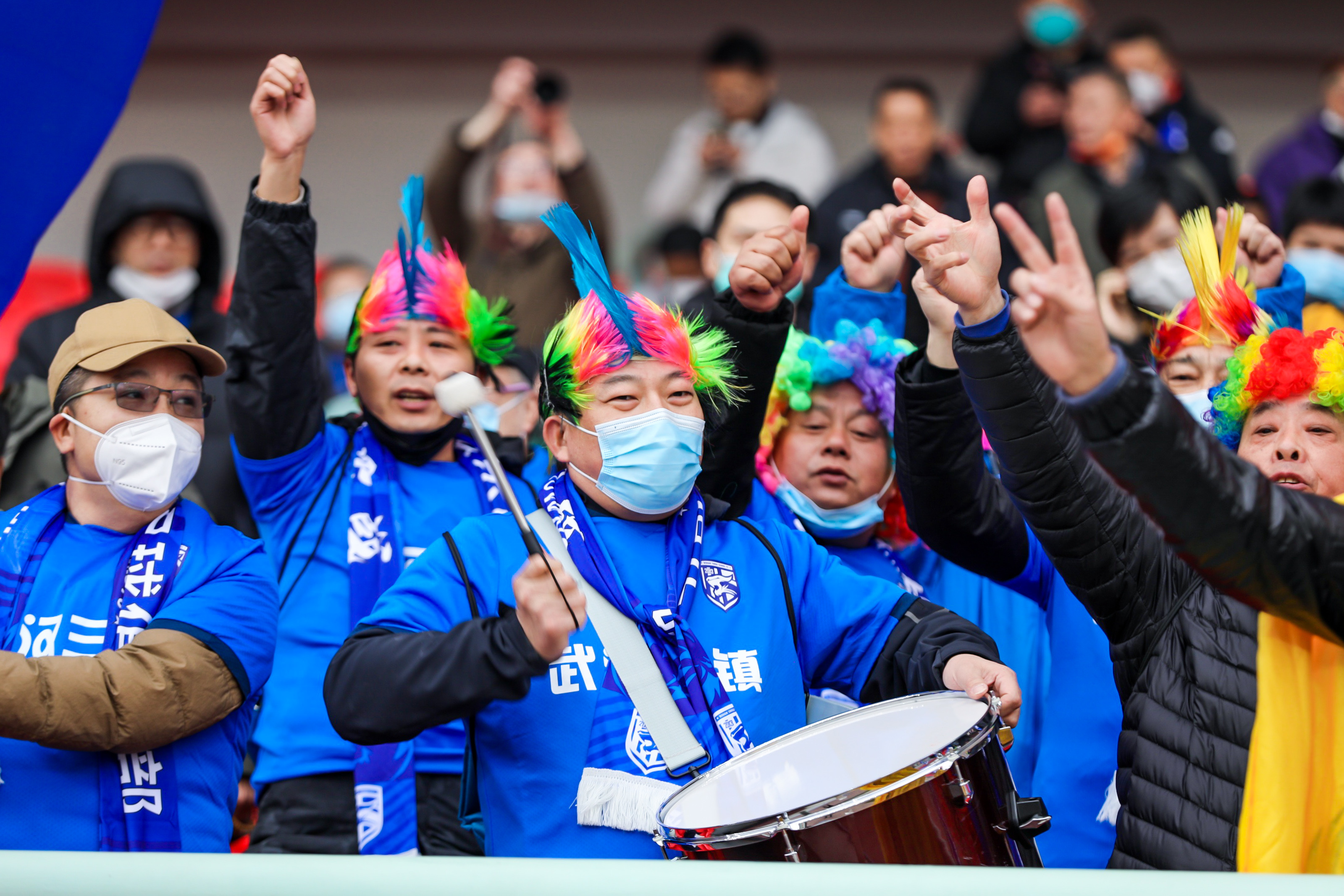 包含热血球迷狂热欢呼，欧国联比赛场热闹非凡的词条