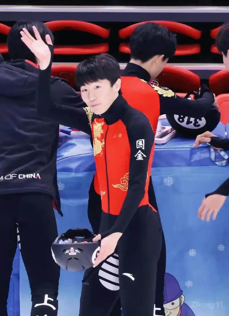 短道速滑比赛中，韩国队取得优异成绩获得奖牌