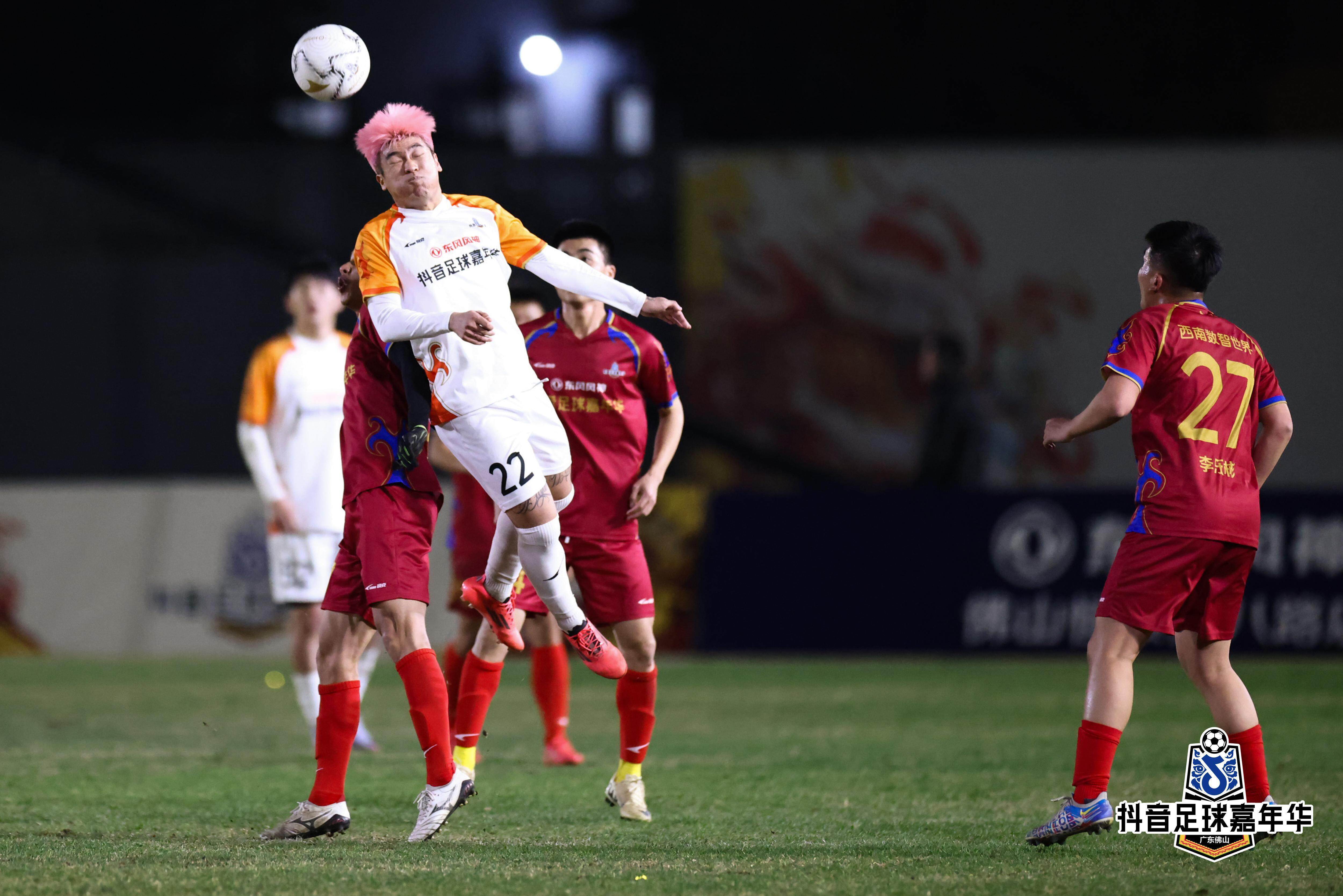 精彩足球比赛赛场上热血激荡 精彩足球比赛赛场上热血激荡