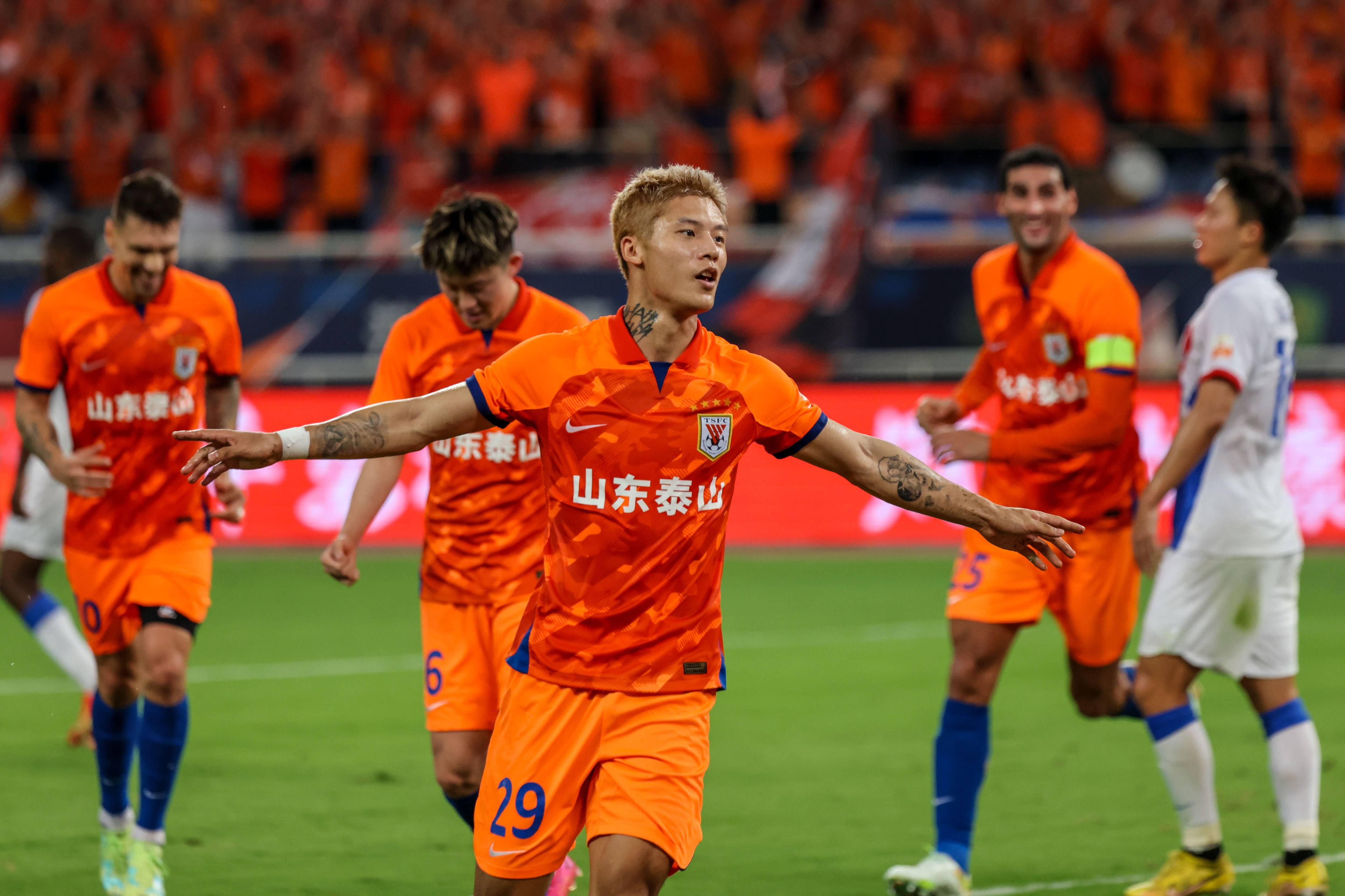 谁能笑到最后?足球赛事让人期待不已 谁能笑到最后?足球赛事让人期待不已