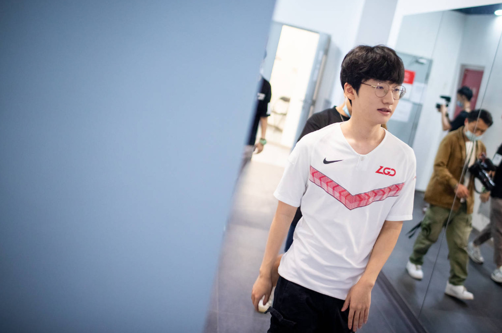 开云平台-IG绝杀BRO，Inspired操刀奇招英雄翻盘激烈交锋成都决赛之夜，技惊四座