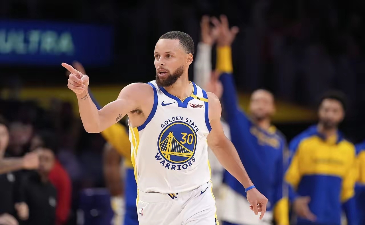 开云体育登录-勇士轻取掘金，库里砍下30分再度展现神准三分