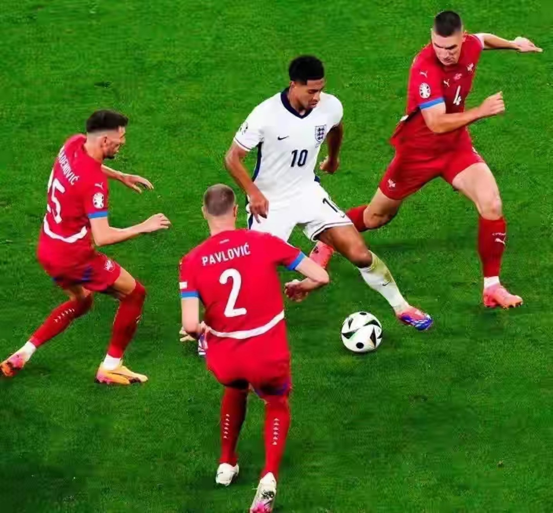 张伯伦破门得分，英格兰晋级欧锦赛八强